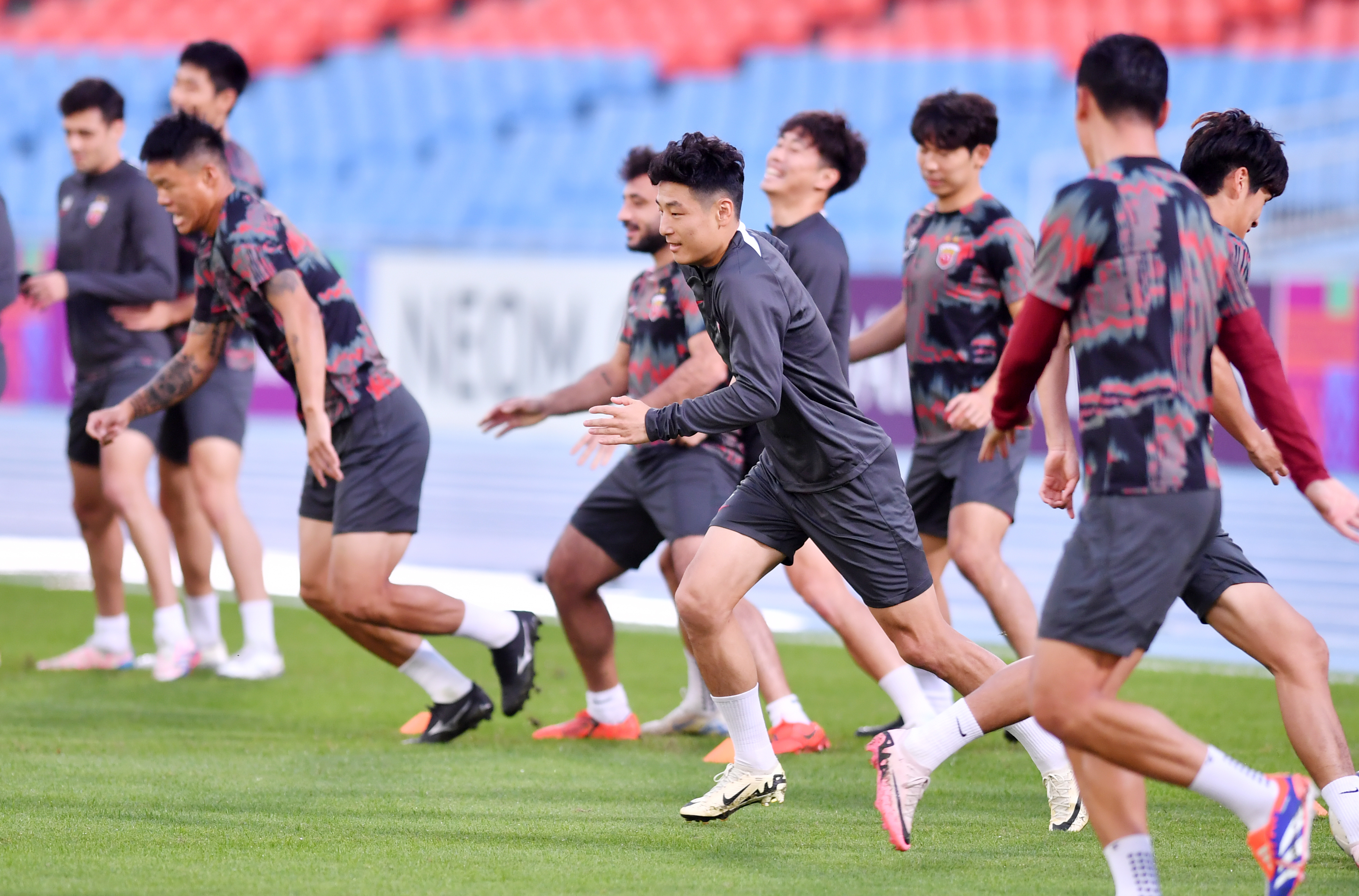 包含上海海港发布备战花絮，今晨更衣室发声，亚冠任务艰巨，赛程密集仍需轮换的词条乐鱼体育娱乐